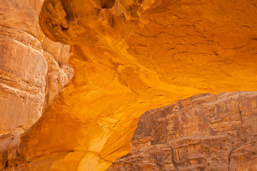 Arco natural en Al Harazah, Wadi Rum, Jordania, Oriente Medio