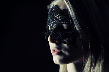 frau blond mit maske portrait