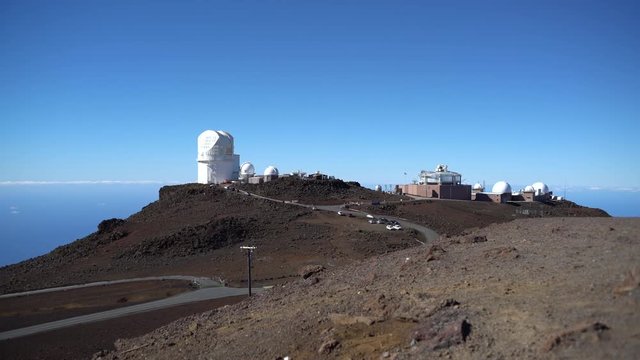 giant telescope on top of Hawaiian mountaintop