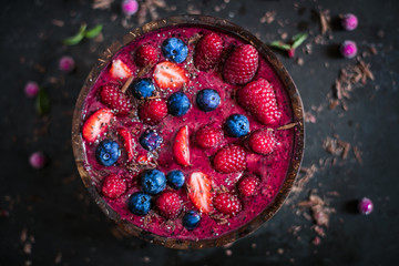 Fototapeta premium Smoothie framboises myrtilles fraises