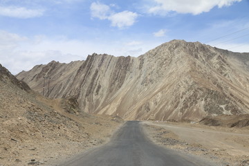 Fototapeta na wymiar gruntowa droga biegnąca pośród nagich skał w nepalu