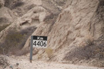 oznaczenie trasy przy drodze na przełęczy andach - obrazy, fototapety, plakaty