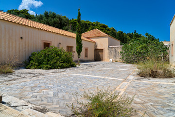 Naklejka premium abandoned house in mediterranean landscape