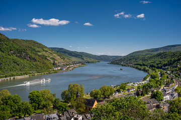 Fototapeta premium Blick über Bacharach ins Mittelrheintal und Lorchhausen