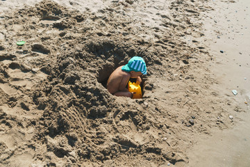 Obraz premium boy playing in sand