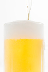 グラスに注ぐビール