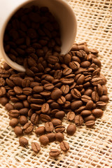 コーヒーカップとコーヒー豆