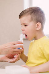 mother treats bronchitis in a child with a nebulizer