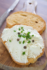 tartine de fromage frais ail et fines herbes