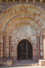 Fototapeta na wymiar Potique et tympan de l'église Sainte-Perse à Espalion (Aveyron)