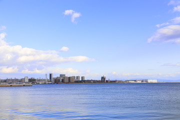 Fototapeta na wymiar 港から見る神戸の街並み