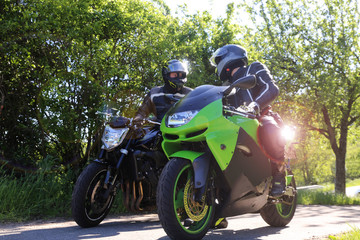 Zwei Motorradfahrer bei einem kurzen Zwischenstopp