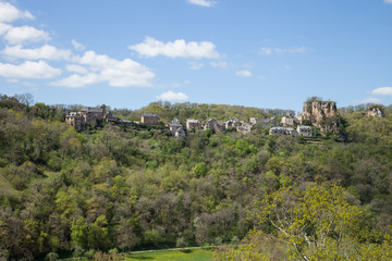 Fototapeta na wymiar Rodelle village d'Aveyron perché sur une crête