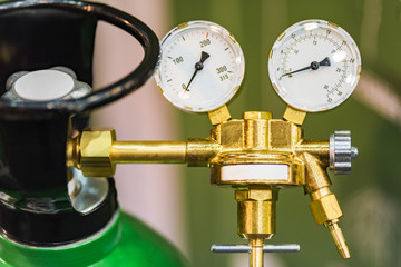 Gas cylinders with pressure gauge