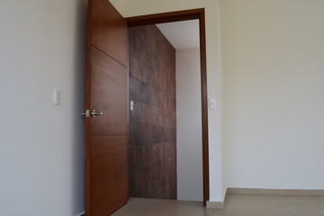Fototapeta premium puerta de madera con fondo de pared de cerámica roja