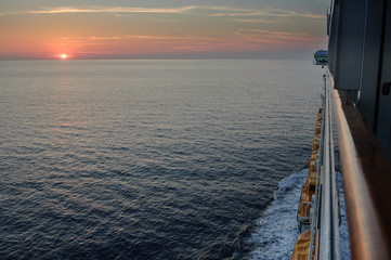 Puesta de sol en el mar durante crucero por el Mediterraneo