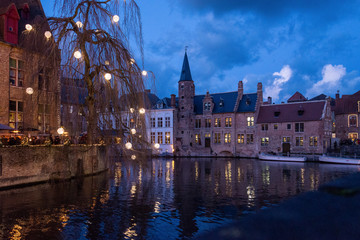 Fototapeta na wymiar Crepusculo y hora azul Brujas (Brugge) Bélgica, en Navidad