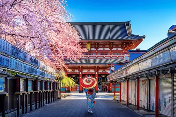 Foto auf Acrylglas Tokio Asiatische Frau trägt japanischen traditionellen Kimono im Tempel in Tokio, Japan.
