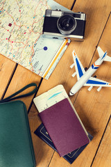 Composición de viaje junto a un avión, billetes aéreos, pasaporte, mapa, cámara de fotos sobre...