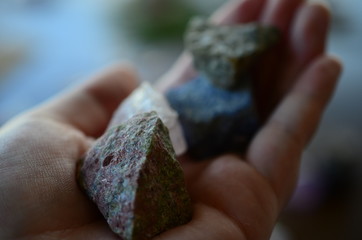 Set of 4 Raw Crystal Bundle. Natural Rough Crystals Kit: Unakite, Lapis Lazuli, Ocean Jasper, Rose...