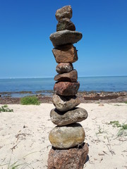 Steinpyramide am Meer
