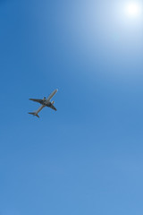 爽やかな空と飛行機
