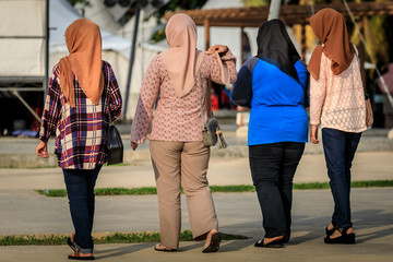 Muslimische Frauen gehen nebeneinander auf der Straße