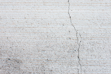 Obraz premium Crack on the embossed concrete surface
