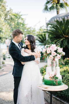 Beautiful Couple With Amazing Wedding Cake