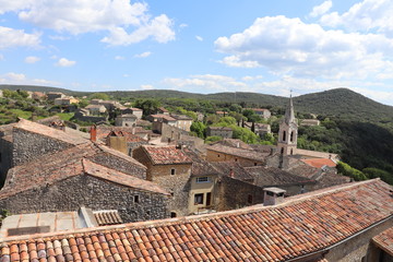 Fototapeta premium Village de Labastide de Virac en Ardèche - Vue des toits - vue du dessus
