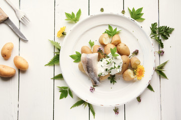 Matjesfilet mit Pellkartoffeln Kartoffeln und Quark Kräuterquark Wildkräuter essbare Blüten