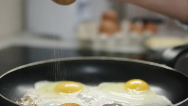 mother do papper for scrambled eggs close up