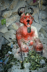 Rot bemalter El Tio, der Herr der Minen und Herscher über Leben und Tod der Bergleute, Cerro Rico, Bolivien