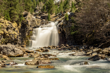Obraz premium Amazing waterfall in the National Park of Ordesa and Monte Perdido (Ordesa Valley, province of Huesca, Spain)