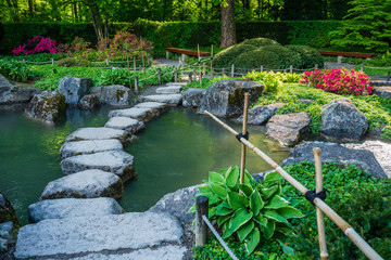 Fototapeta na wymiar D, Bayern, Augsburg, Botanischer Garten, Japanischer Garten im Frühjahr, Steinbrücke über Teich