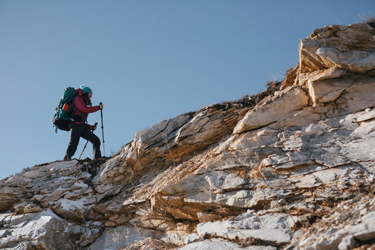 hiker thru the mountain