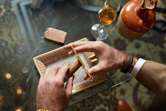 Cutting Cigar