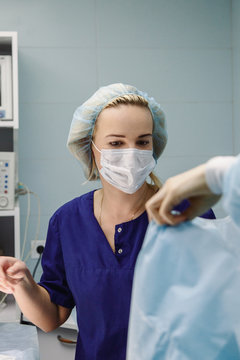 Medic preparing tu surgery