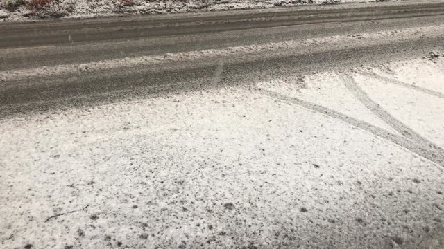 Schneematsch auf einer Stra&szlig;e zum Wintanfang