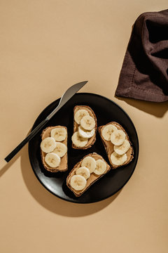 Toasts with bananas