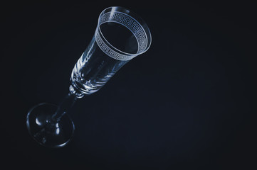 Glass container for alcoholic beverages and the deterioration of the quality of their lives