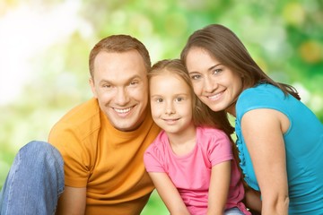 Fototapeta premium Szczęśliwa wesoła rodzina na tle