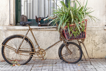 Fototapeta na wymiar An old, worn bike as a decoration.