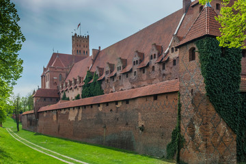 Malbork nad rzeką Nogat największy średniowieczny murowany zamek - obrazy, fototapety, plakaty