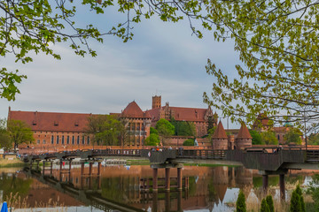 Malbork nad rzeką Nogat największy średniowieczny murowany zamek - obrazy, fototapety, plakaty