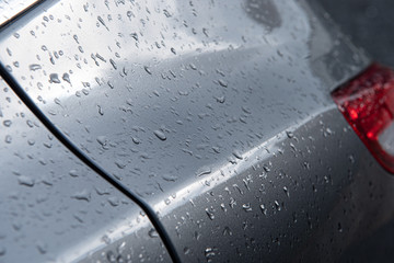 Wassertropfen und Regentropfen 