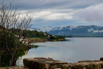 vista panoramica de lago y sierra