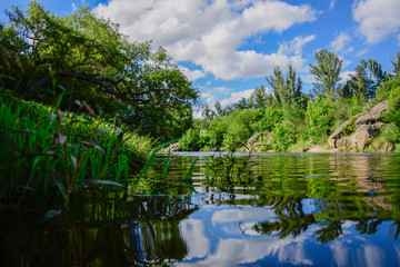 plano rasante de nubes rio y arboles