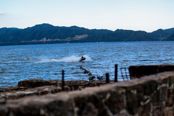 domando olas en el lago