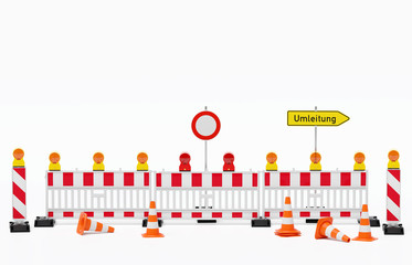 Baustelle - Mehrere Absturzsicherungen sperren eine Straße ab, Pylone Leitkegel stehen davor, Schild Durchfahrt verboten und Umleitung stehen dahinter - freigestellt
